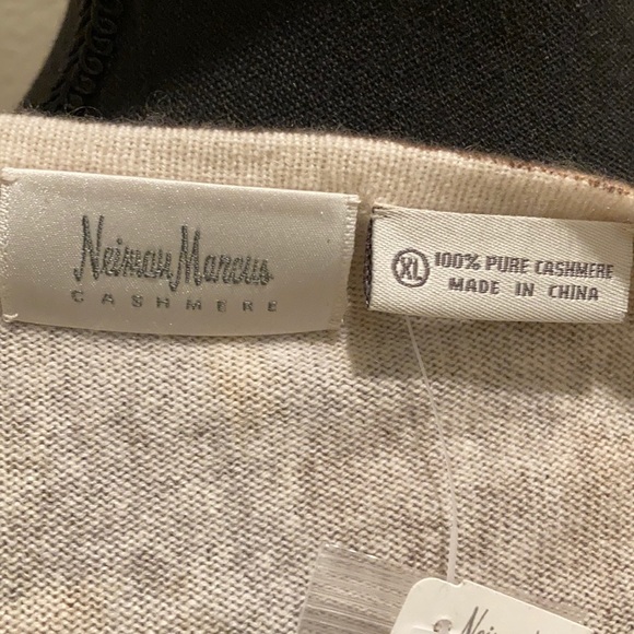 Neiman Marcus Cashmere V Neck Sweater - Picture 5 of 15